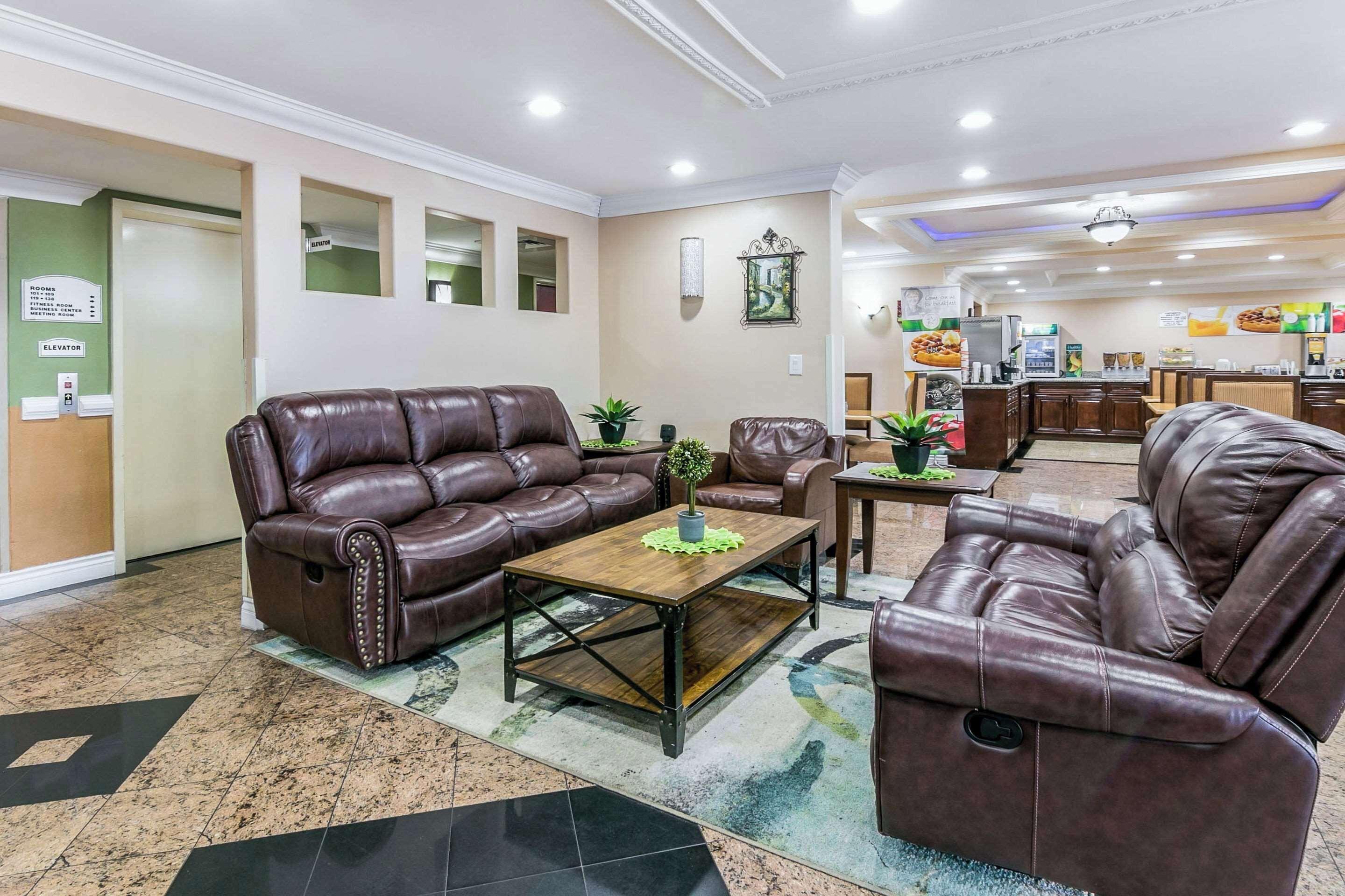 5 Airport Hotels Near Georgia Int'l Convention Center Worth Booking