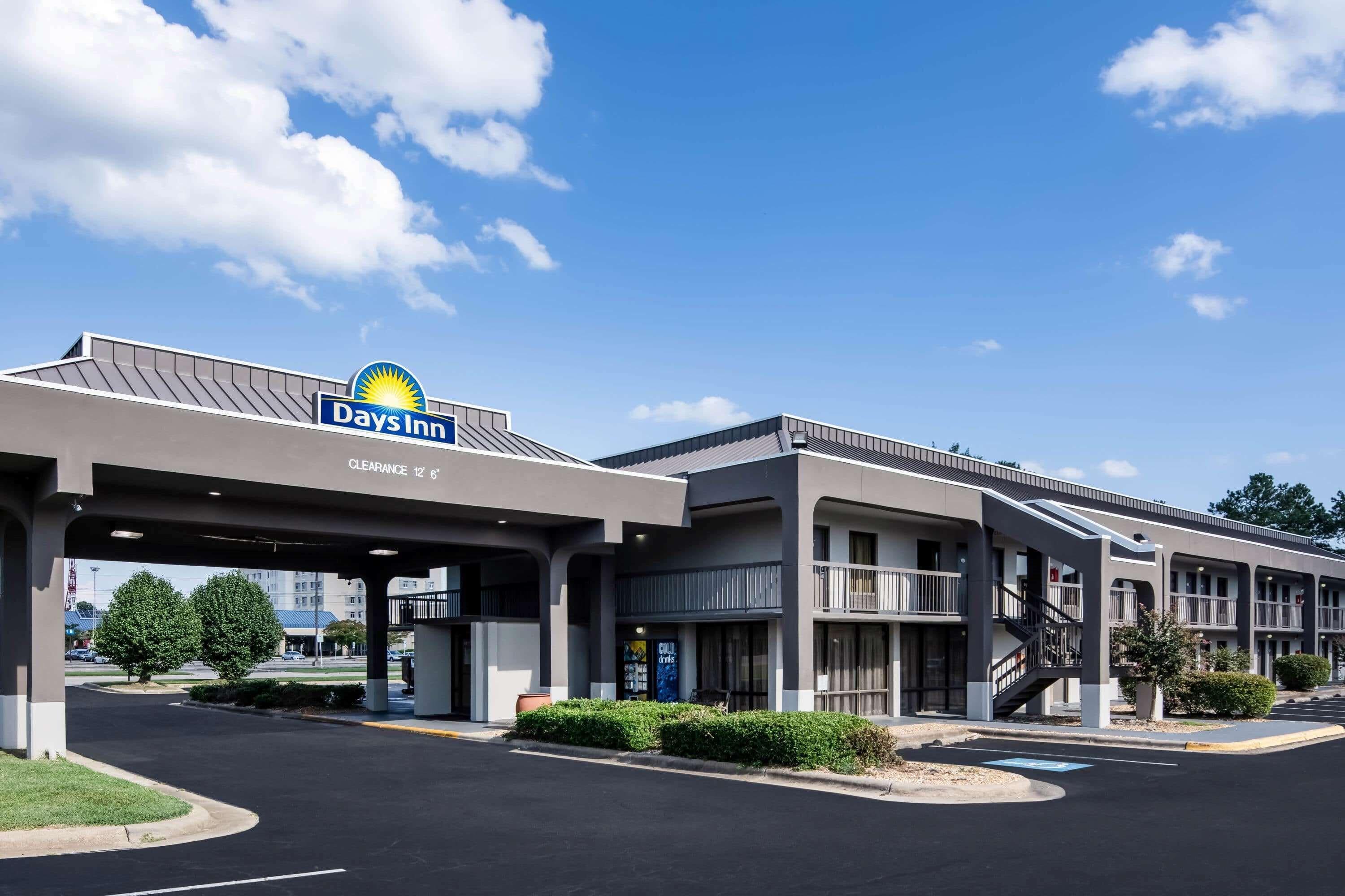 Where to Stay Near AMF Bowling Ctr: 7 Best 2-Star Hotels
