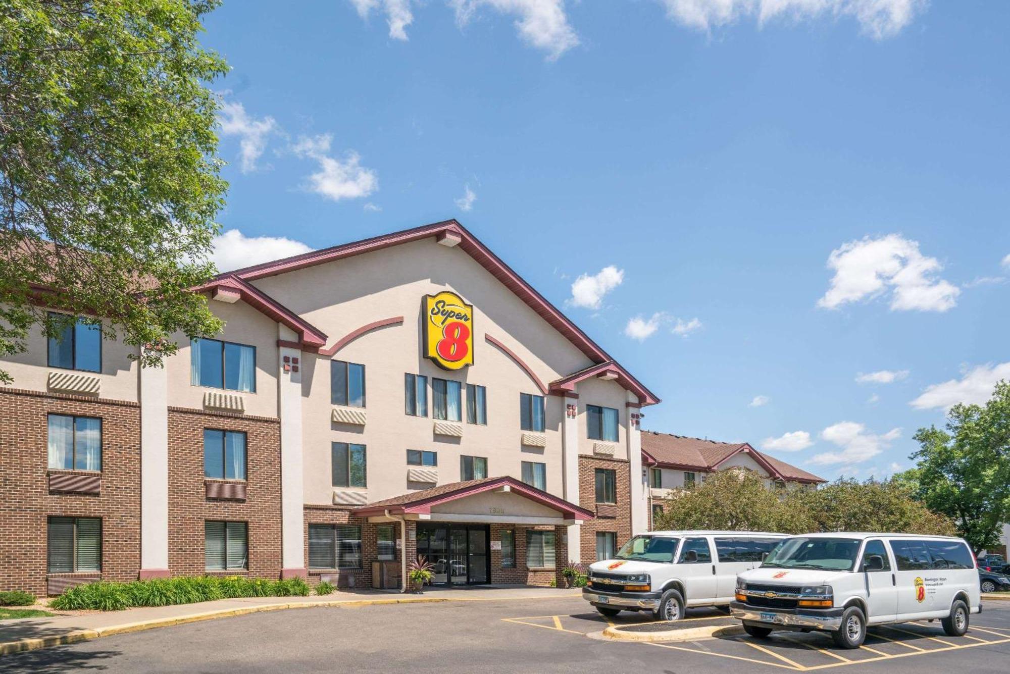 Where to Stay Near Hyland Lake Park Reserve: 4 Resort Hotels