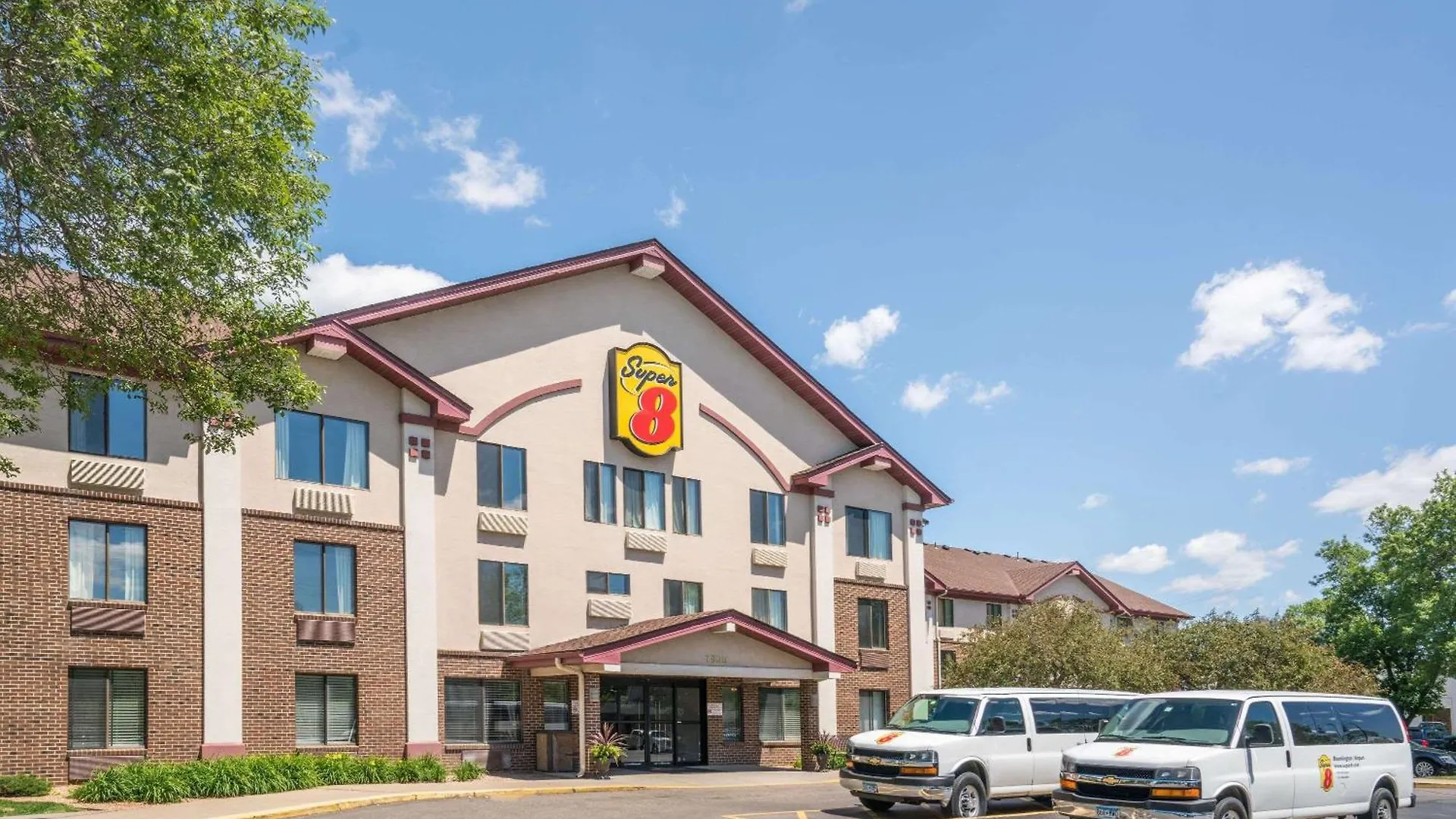 Staying Near Hyland Lake Park Reserve: 4 Hotels Compared
